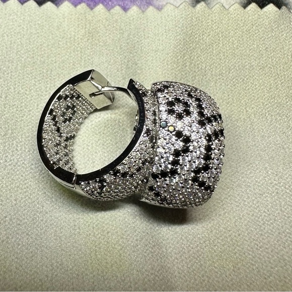 18K White Gold/ Rhodium Plated Leopard Print Pave Huggie Hoop Earrings w/ Zircon - Picture 1 of 5